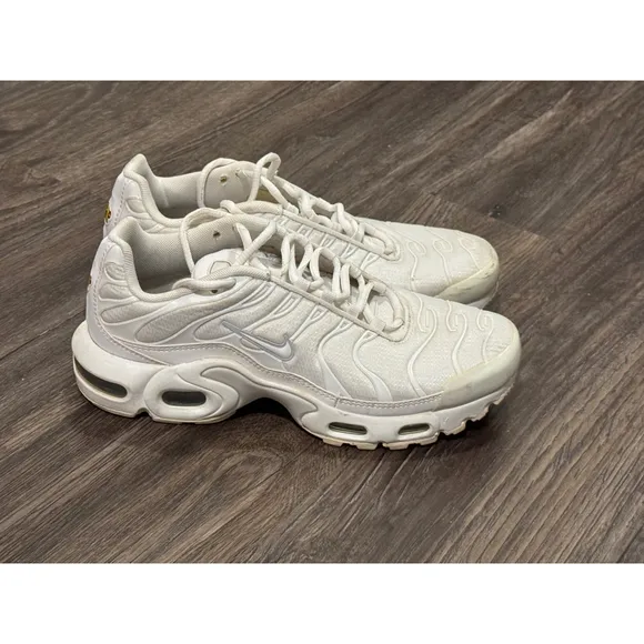 Nike Air Max Plus (GS) triple White Metallic Silver CW7044-100 Youth Size 6.5Y