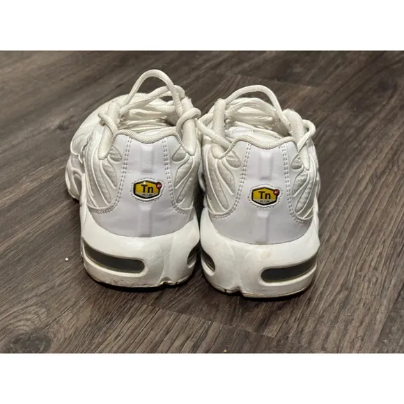 Nike Air Max Plus (GS) triple White Metallic Silver CW7044-100 Youth Size 6.5Y​