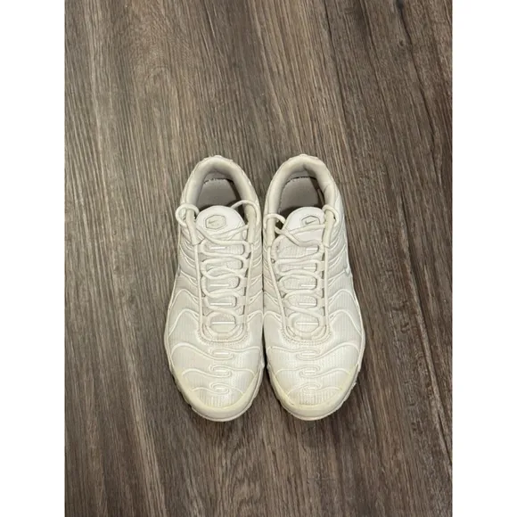 Nike Air Max Plus (GS) triple White Metallic Silver CW7044-100 Youth Size 6.5Y