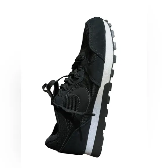 Nike Black Athletic Shoes with Minimalist Design
