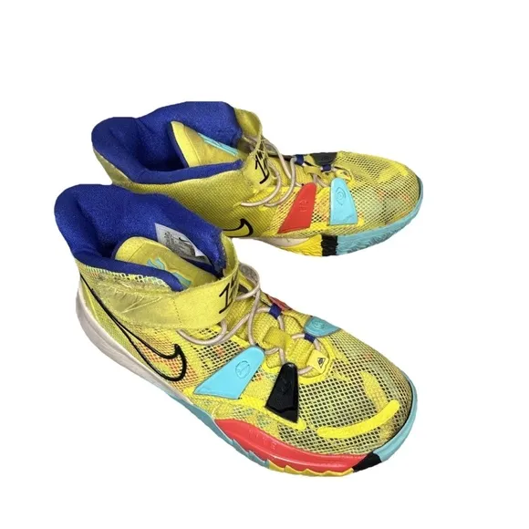 Nike Kyrie 7 Youth Size 2.5 Sneaker Shoes . 1 World 1 People KYRIE IRVING NBA
