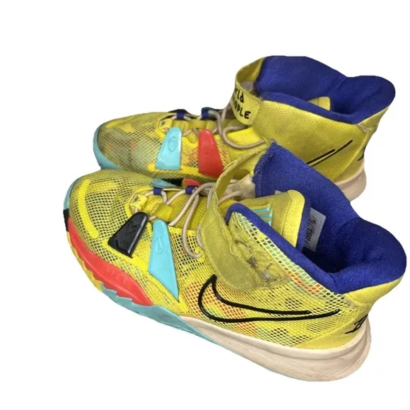 Nike Kyrie 7 Youth Size 2.5 Sneaker Shoes . 1 World 1 People KYRIE IRVING NBA