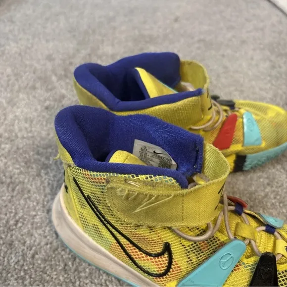 Nike Kyrie 7 Youth Size 2.5 Sneaker Shoes . 1 World 1 People KYRIE IRVING NBA