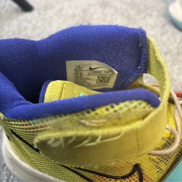 Nike Kyrie 7 Youth Size 2.5 Sneaker Shoes . 1 World 1 People KYRIE IRVING NBA