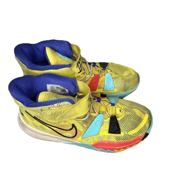 Nike Kyrie 7 Youth Size 2.5 Sneaker Shoes . 1 World 1 People KYRIE IRVING NBA