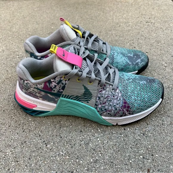 NIKE Metcon 8 'Graffiti Graphics' Women's Training Shoes Blue Gray Pink 7.5