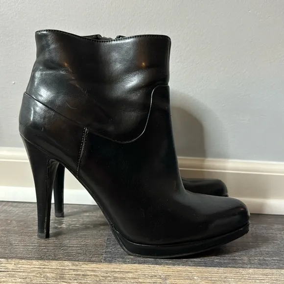 Nine West heeled booties size 8.5