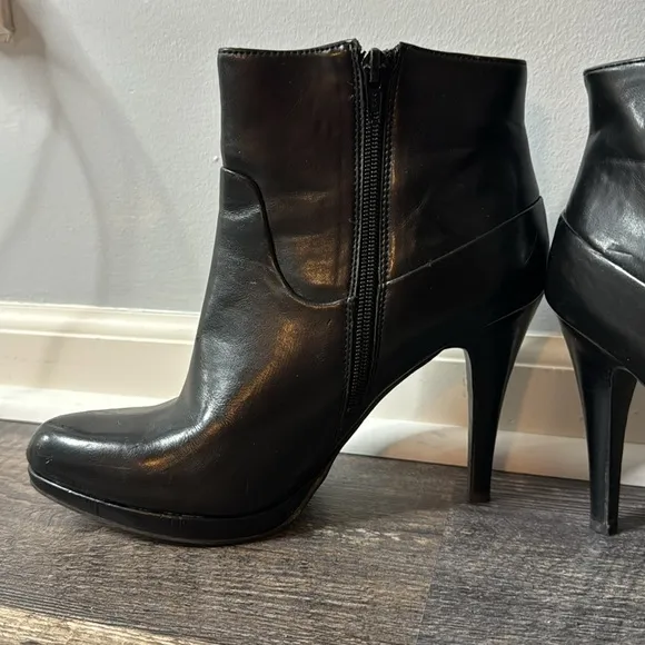 Nine West heeled booties size 8.5