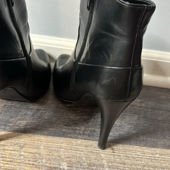 Nine West heeled booties size 8.5