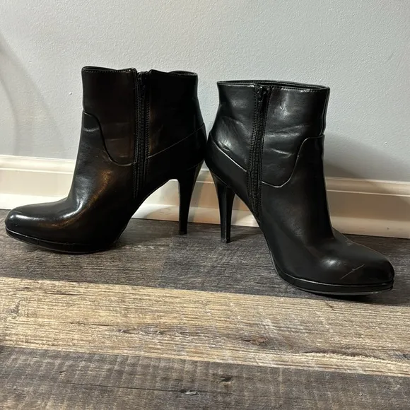 Nine West heeled booties size 8.5