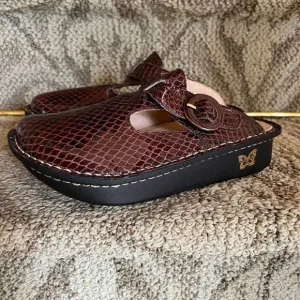 NWOB Alegria Brown Snake Texture Leather Clogs Mules Shoes Size 35 or 5 - 5.5
