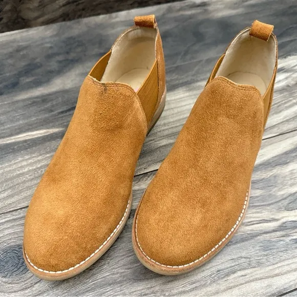 NWOB Clarks Edenvale Page Tan Suede Slip On Flat Booties Shooties