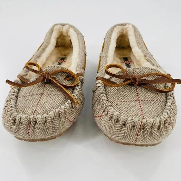 NWOB Minnetonka Moccasins Women’s Fabric Gina Trapper Tan/Herringbone Size 6