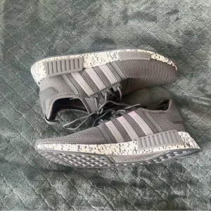 NWOT Adidas Originals NMD R1 Shoes Men's Sneakers Running Shoes Gray White