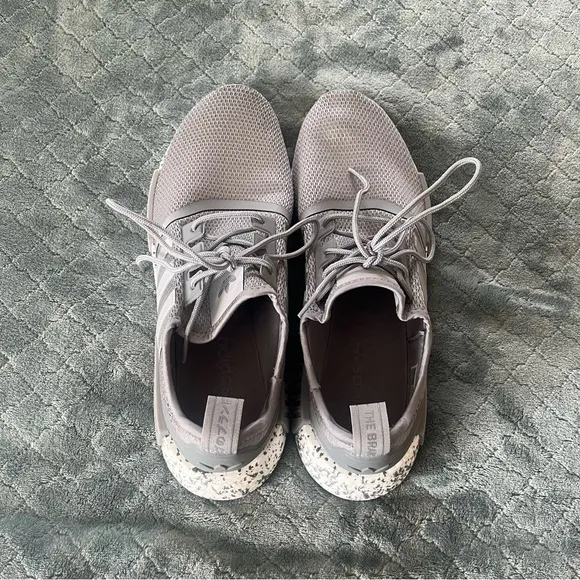 NWOT Adidas Originals NMD R1 Shoes Men's Sneakers Running Shoes Gray White