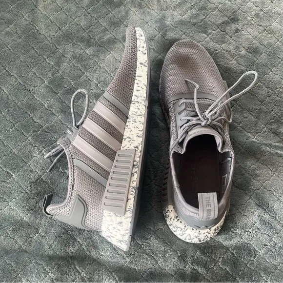 NWOT Adidas Originals NMD R1 Shoes Men's Sneakers Running Shoes Gray White