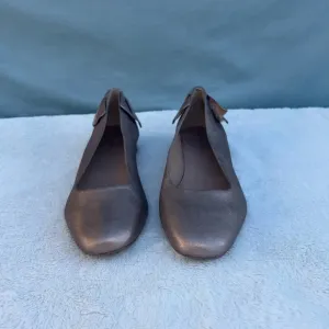 NWOT Bernardo Eloise Dress Ballet Flats Platinum Leather Size 11 Twist Bow Back