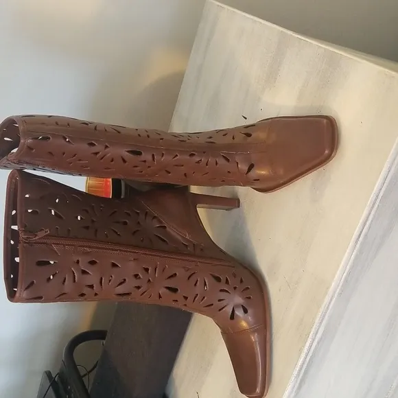 NWOT Bruno Valenti Cut out Heeled Boots SZ 9