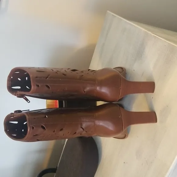 NWOT Bruno Valenti Cut out Heeled Boots SZ 9