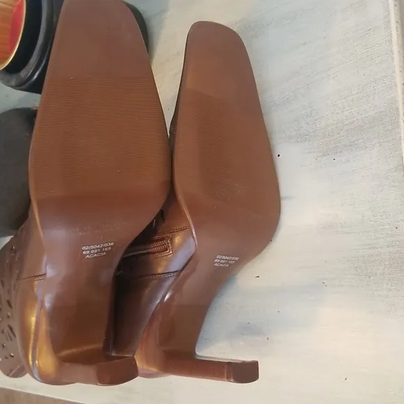 NWOT Bruno Valenti Cut out Heeled Boots SZ 9