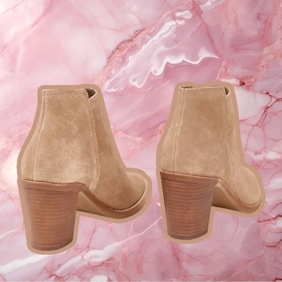 NWOT Dolce Vita ‘Spade’ Genuine Suede Heeled Ankle Boots in “Dune” Size 9.5