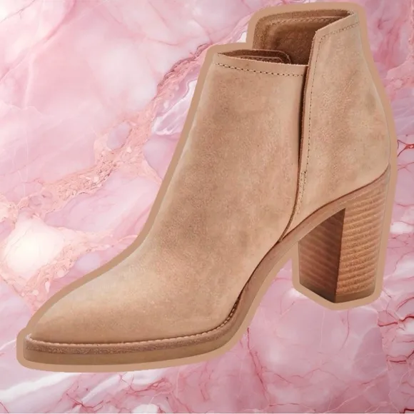 NWOT Dolce Vita ‘Spade’ Genuine Suede Heeled Ankle Boots in “Dune” Size 9.5