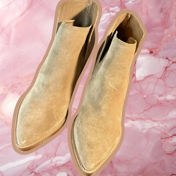 NWOT Dolce Vita ‘Spade’ Genuine Suede Heeled Ankle Boots in “Dune” Size 9.5