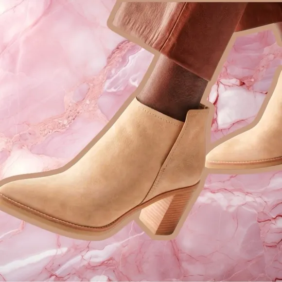NWOT Dolce Vita ‘Spade’ Genuine Suede Heeled Ankle Boots in “Dune” Size 9.5