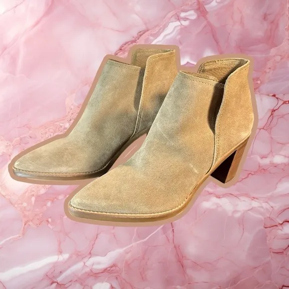 NWOT Dolce Vita ‘Spade’ Genuine Suede Heeled Ankle Boots in “Dune” Size 9.5