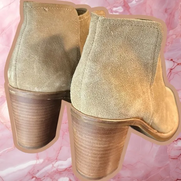 NWOT Dolce Vita ‘Spade’ Genuine Suede Heeled Ankle Boots in “Dune” Size 9.5