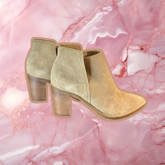 NWOT Dolce Vita ‘Spade’ Genuine Suede Heeled Ankle Boots in “Dune” Size 9.5