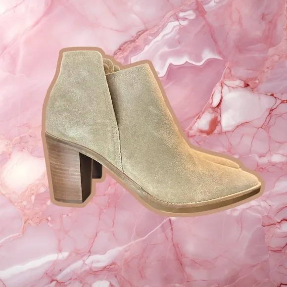 NWOT Dolce Vita ‘Spade’ Genuine Suede Heeled Ankle Boots in “Dune” Size 9.5
