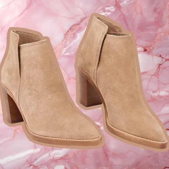 NWOT Dolce Vita ‘Spade’ Genuine Suede Heeled Ankle Boots in “Dune” Size 9.5