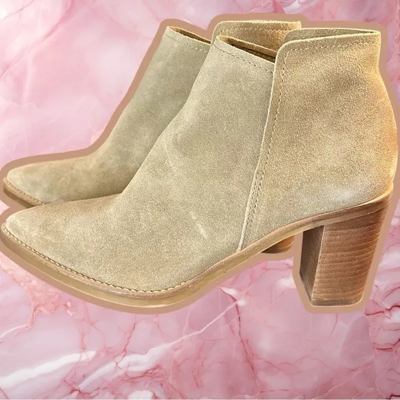 NWOT Dolce Vita ‘Spade’ Genuine Suede Heeled Ankle Boots in “Dune” Size 9.5