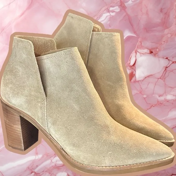 NWOT Dolce Vita ‘Spade’ Genuine Suede Heeled Ankle Boots in “Dune” Size 9.5