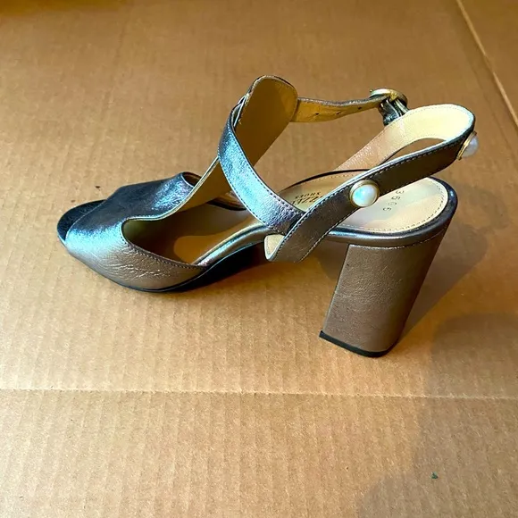 NWOT Gizzelli designed grey shoes size 8.5  with matching Matmazel hand bag .