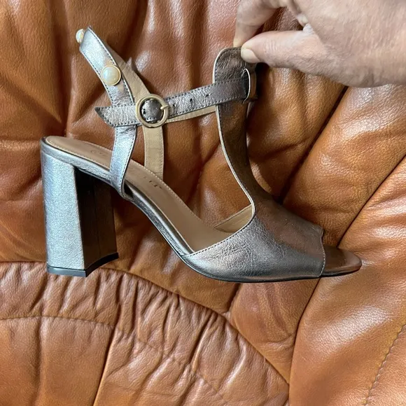 NWOT Gizzelli designed grey shoes size 8.5  with matching Matmazel hand bag .