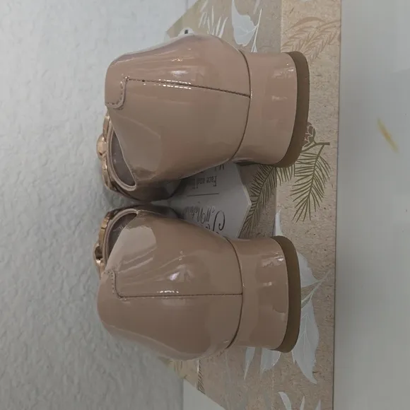 NWOT nude flats, 8.5