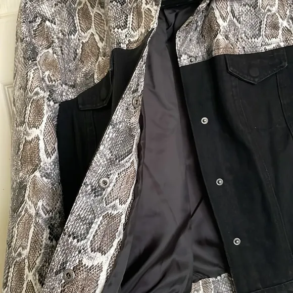 NWOT Snake Print Black Denim Jacket Size Large