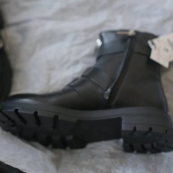 NWT BLACK LOW HEELED GENUINE LEATHER ANKLE BOOTS WITH BUCKLES.