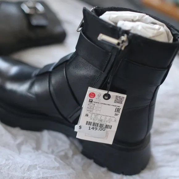 NWT BLACK LOW HEELED GENUINE LEATHER ANKLE BOOTS WITH BUCKLES.