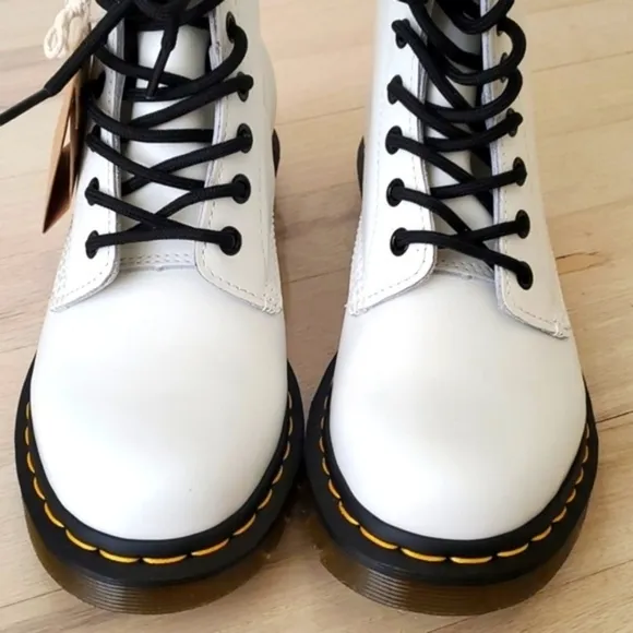 NWT Dr. Martens 1460 Women's White Smooth Leather Lace Up Combat Boots Size 7