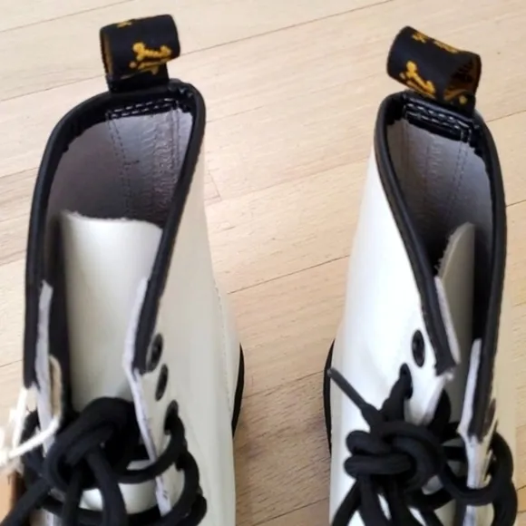 NWT Dr. Martens 1460 Women's White Smooth Leather Lace Up Combat Boots Size 7