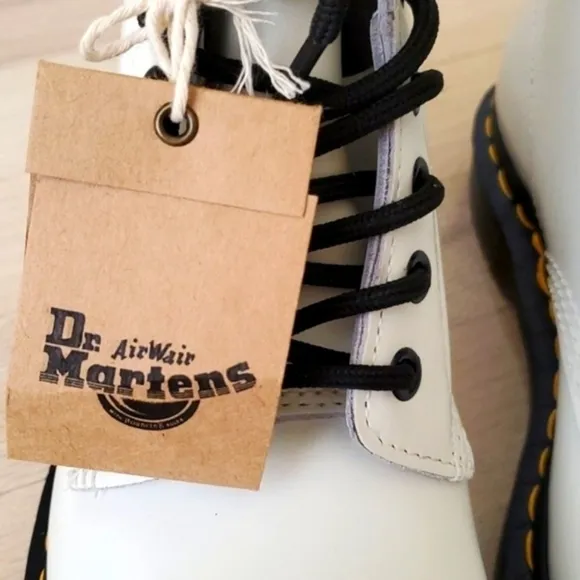 NWT Dr. Martens 1460 Women's White Smooth Leather Lace Up Combat Boots Size 7