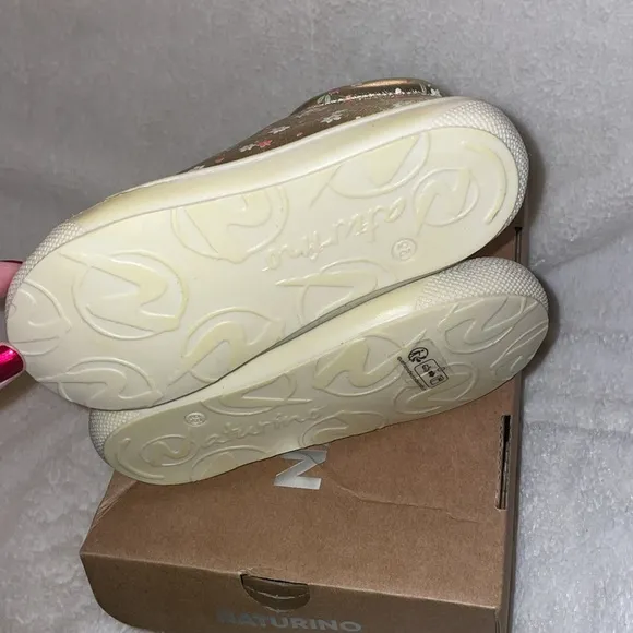 NWT NATURINO COCOON Laminated Leather Flower Print first-steps shoes in Platinum