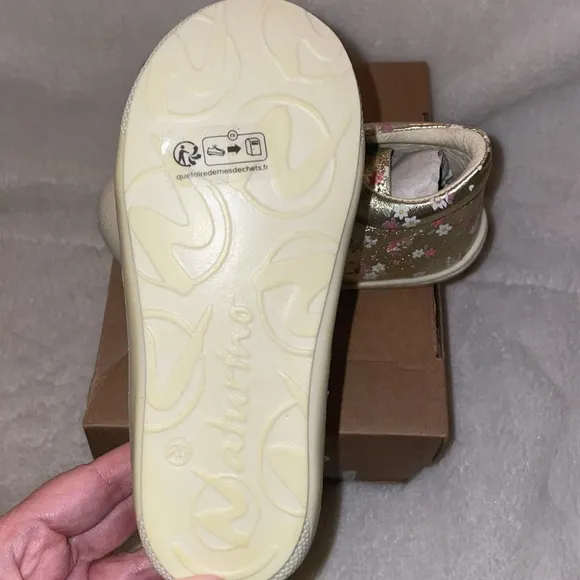 NWT NATURINO COCOON Laminated Leather Flower Print first-steps shoes in Platinum