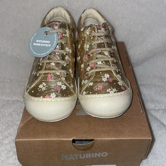NWT NATURINO COCOON Laminated Leather Flower Print first-steps shoes in Platinum