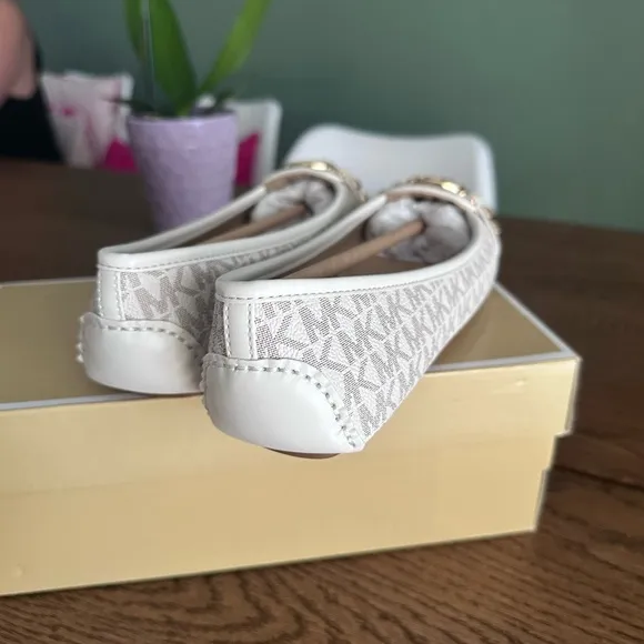 NWT! NEW! Michael Kors Fulton Studded Logo Moccasin Leather Flats Womens Vanilla