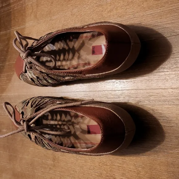 NWT SAKS OFF 5TH BEAUTIFUL LACE UP  FLATS