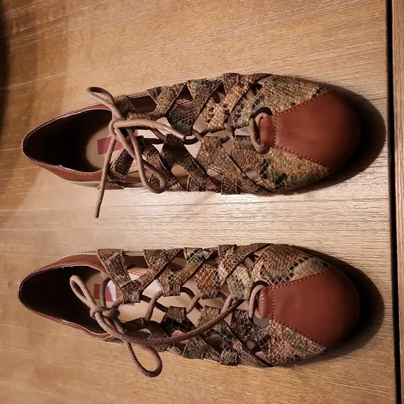 NWT SAKS OFF 5TH BEAUTIFUL LACE UP  FLATS
